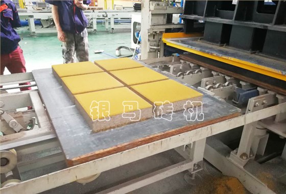透水磚機(jī):選型注意事項(xiàng)與第一次操作機(jī)器細(xì)節(jié)問題 透水磚機(jī):選型注意事項(xiàng)與第一次操作機(jī)器細(xì)節(jié)問題