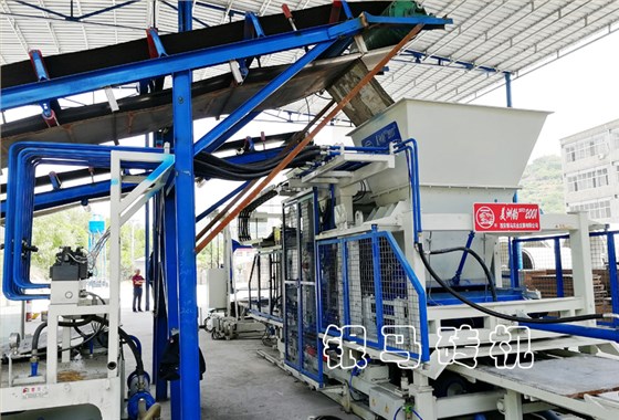 透水磚機(jī)：鋼渣尾礦制磚設(shè)備繪環(huán)保藍(lán)圖，筑綠色風(fēng)景！