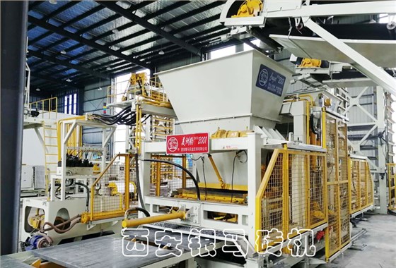 全自動(dòng)新型磚機(jī)：透水磚機(jī)工業(yè)固廢全兼容，距離生態(tài)更進(jìn)一步！