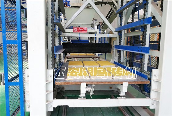 人造仿石磚生產(chǎn)線：空心磚機(jī)固廢制磚新工藝，高壓振搗擠溶！