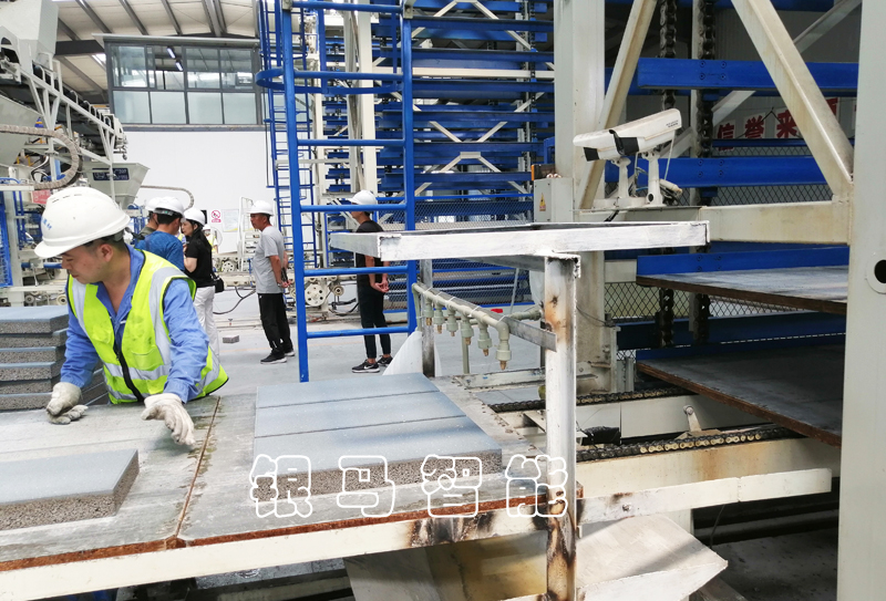 水泥便道磚機(jī)工作原理及配備的技術(shù) 水泥便道磚機(jī)工作原理及配備的技術(shù)