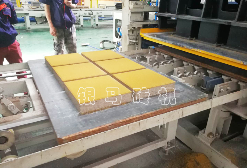 透水磚機(jī):選型注意事項(xiàng)與第一次操作機(jī)器細(xì)節(jié)問(wèn)題 透水磚機(jī):選型注意事項(xiàng)與第一次操作機(jī)器細(xì)節(jié)問(wèn)題