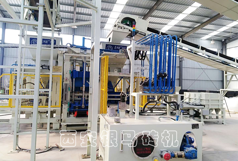 全自動(dòng)磚機(jī)生產(chǎn)線：透水磚機(jī)設(shè)備考察之底座的重要性！