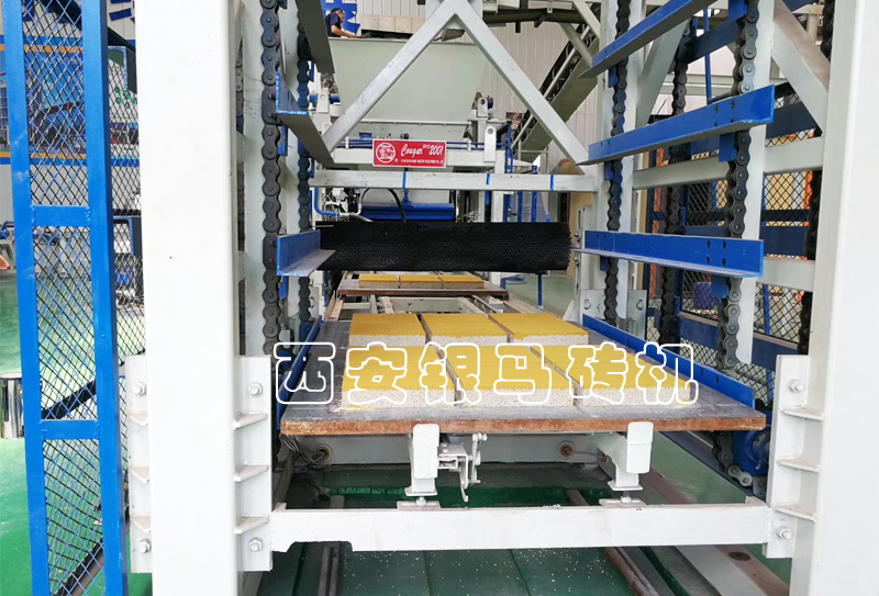 人造仿石磚生產(chǎn)線：空心磚機固廢制磚新工藝，高壓振搗擠溶！