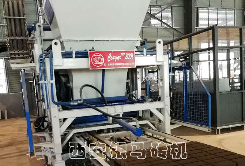 水泥磚機械設(shè)備：水泥磚機制磚時原料混合及操作事項有哪些？