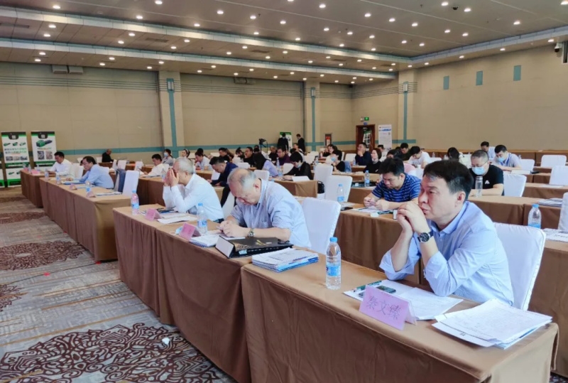 本次會(huì)議圍繞《京津冀及周邊地區(qū)工業(yè)資源綜合利用產(chǎn)業(yè)協(xié)同轉(zhuǎn)型提升計(jì)劃（2020-2022）》展開(kāi)討論